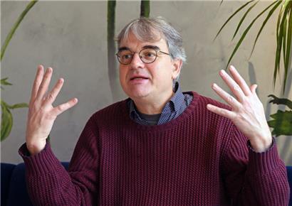 Der Politikwissenschaftler Ulrich Brand beschäftigt sich mit dem Zusammenhang von Wirtschaft und ökologischen Grenzen. Er lehrt internationale Politik an der Universität Wien. 
