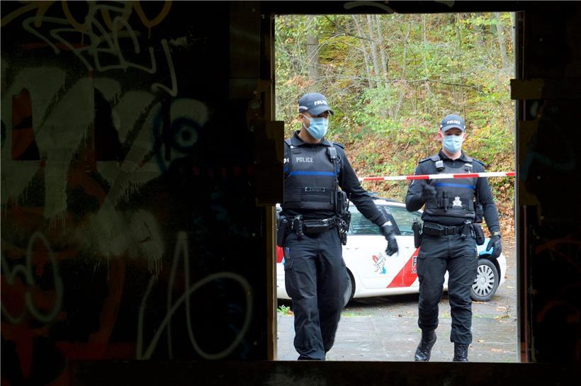 Der Polizei (Symbolfoto) wurde ein grausamer Fund in der Nähe von Wolwelingen gemeldet: Menschliche Knochen sind in einem Waldgebiet entdeckt worden.
