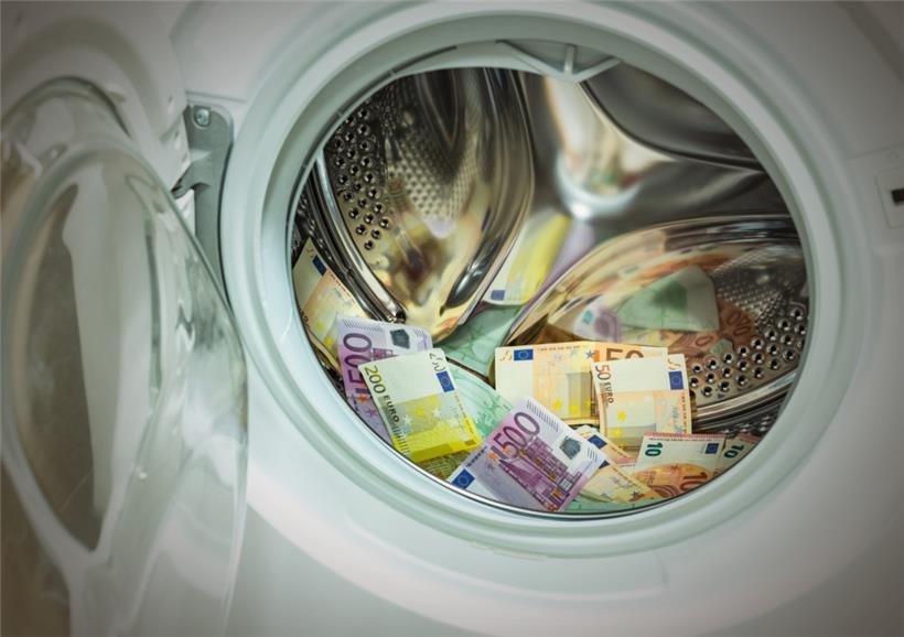 Der Polizei sind zwei „Money Mules“ ins Netz gegangen, gegen die Vorführungsbefehle unter anderem wegen Geldwäsche vorlagen

