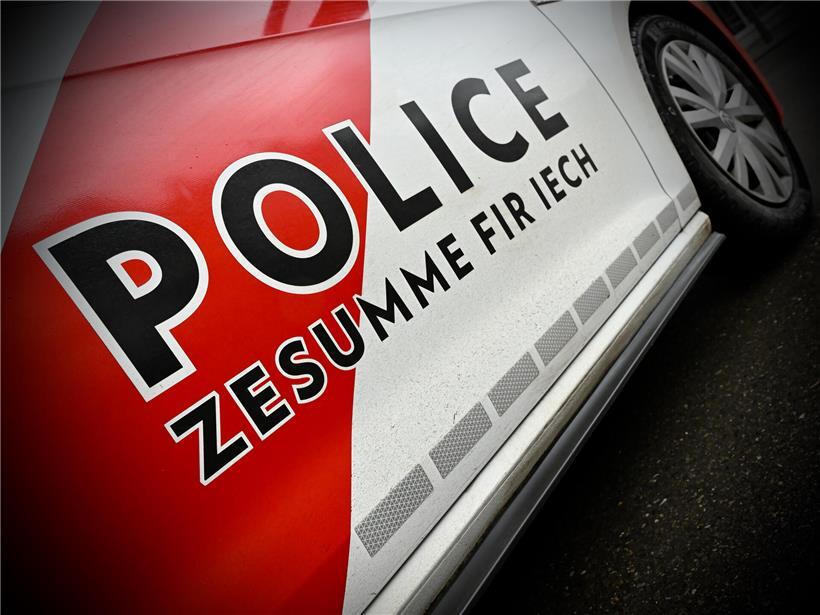 Polizeieinsatz wegen mutmaßlicher Drogenverkäufe in Lokal mit Durchsuchung und Kontrolle