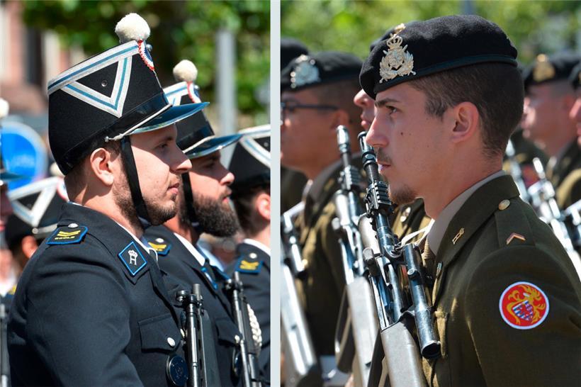 Der Polizist trägt Shako, der Soldat Barathea. Auf beiden Uniformen steht (noch) das großherzogliche „H“ für Henri 
