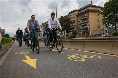 Der Pop-up-Radweg am Boulevard Grande-Duchesse Charlotte ist geöffnet, das Peloton führen Bürgermeister Georges Mischo (r.) und Luc Theisen, Präsident der Verkehrskommission, an 

