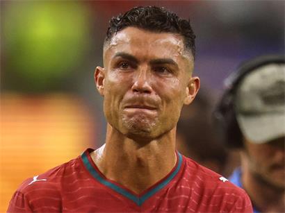 Cristiano Ronaldo nach dem Achtelfinalspiel, emotionsgeladen und in Fußballtrikot auf dem Spielfeld