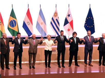 Offizielles Gruppenfoto der Präsidenten von Panama, Bolivien, Paraguay, Argentinien, Uruguay und EU-Führung bei Mercosur-Handelsabkommen 2026