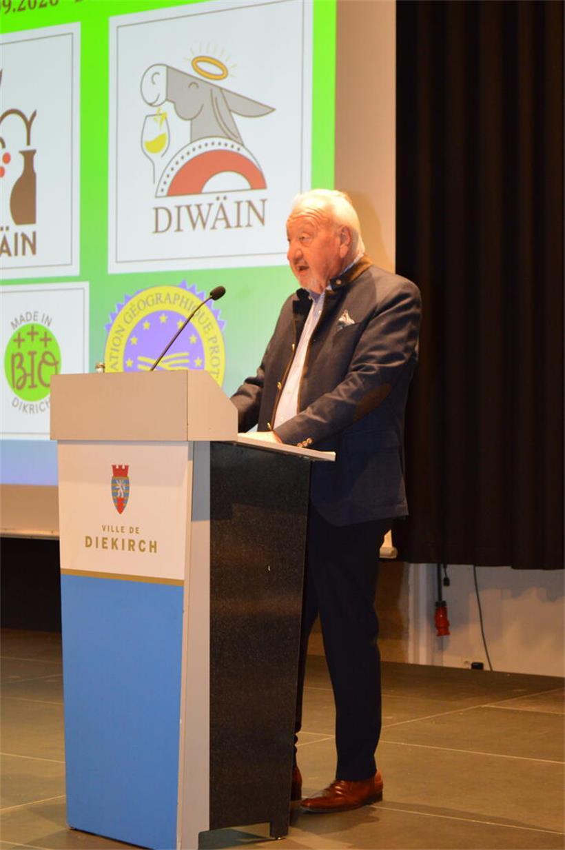 125 Patinnen und Paten erhalten in Diekirch ihre Weincharta Der Präsident der „Dikkricher Wäifrënn“, Charel Konnen, bedankte sich bei allen Beteiligten am Projekt