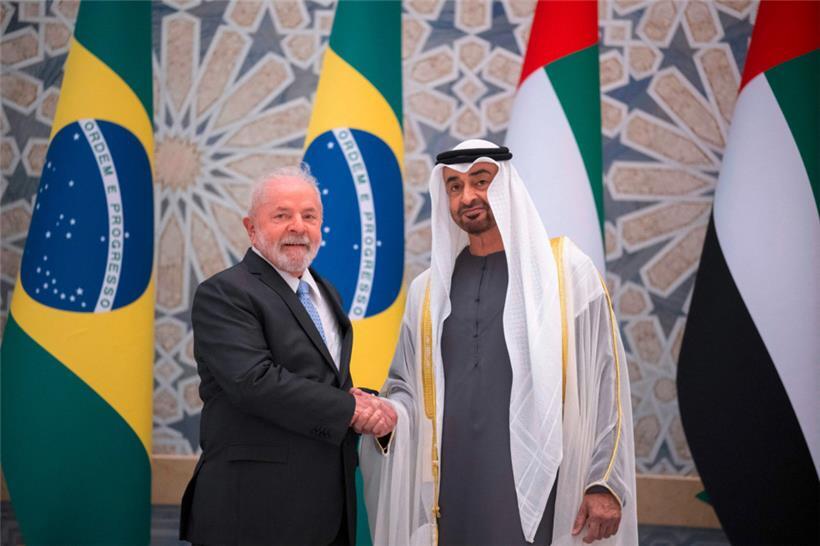 Der Präsident der Vereinigten Arabischen Emirate Scheich Mohamed bin Zayed Al Nahyan (r.) begrüßt seinen brasilianischen Amtskollegen Luiz Inácio Lula da Silva in Abu Dhabi
