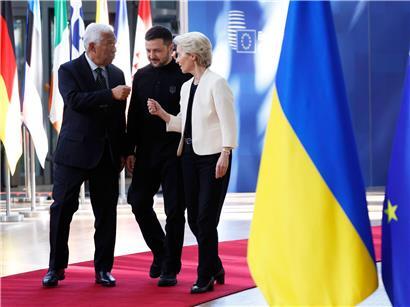 Antonio Costa, Wolodymyr Selenskyj und Ursula von der Leyen kommen zum EU-Gipfel im Gebäude des Europäischen Rates an (Archivbild)