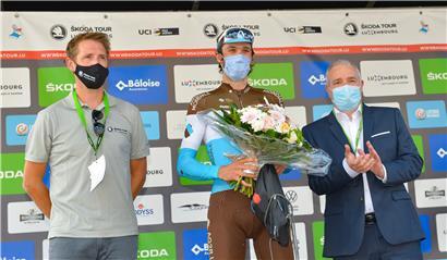 Der Präsident des Organisationskomitees der Tour de Luxembourg, Andy Schleck, überreichte zusammen mit Sportminister Dan Kersch den Preis des sympathischsten Fahrers der 5. Etappe an Ben Gastauer 
