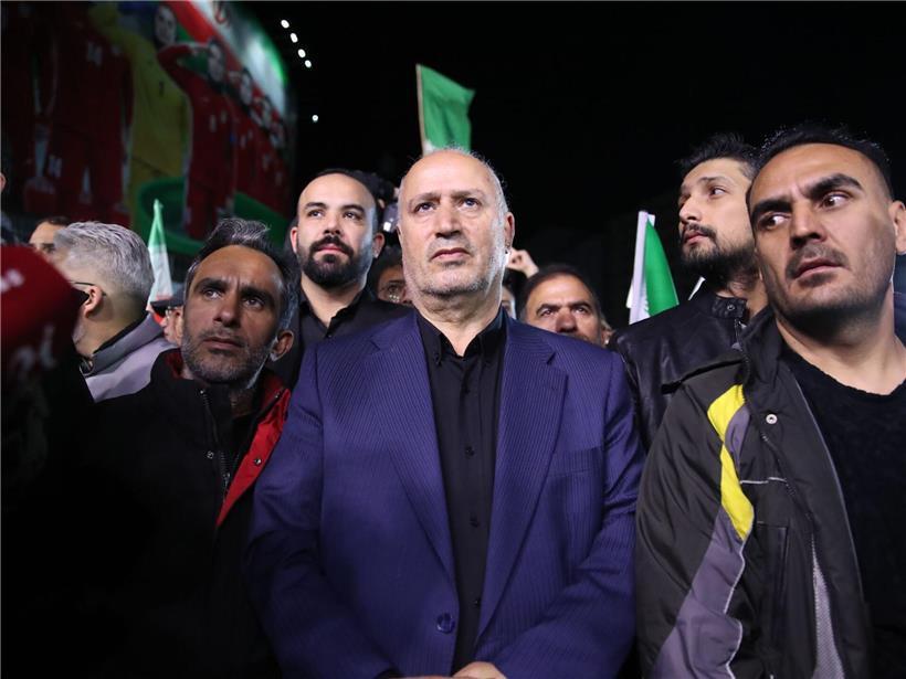 Der Präsident des iranischen Fußballverbands, Mehdi Tadsch (M), nimmt an einer E...