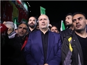 Der Präsident des iranischen Fußballverbands, Mehdi Tadsch (M), nimmt an einer E...