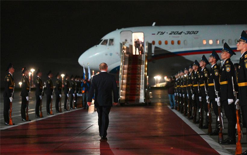 Der Präsident tanzt mit Ehrenspalier an, für den Empfang eines verurteilten Mörders
