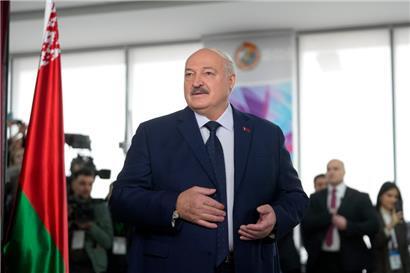 Der Präsident von Belarus, Alexander Lukaschenko, spricht zu den Medien, nachdem er seine Stimme in einem Wahllokal in Minsk abgegeben hat
