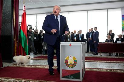 Der Präsident von Belarus, Alexander Lukaschenko, spricht zu Journalisten, während er seine Stimme in einem Wahllokal in Minsk abgibt
