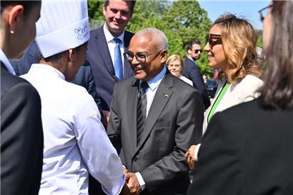 Der Präsident von Kap Verde, José Maria Neves, und seine Frau Débora Katisa Carvalho werden vor der Hotel- und Tourismusschule in Diekirch empfangen
