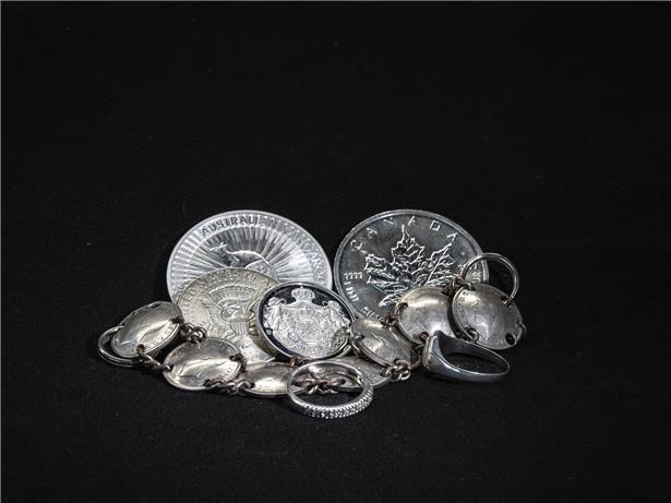 Silberbarren und Münzen vor steigendem Kursdiagramm 2025 mit verdoppeltem Silberpreis