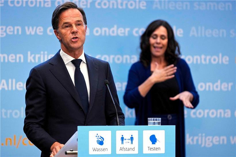 Der Premierminister der Niedlande, Mark Rutte (l.), musste wieder strengere Corona-Maßnahmen ankündigen
