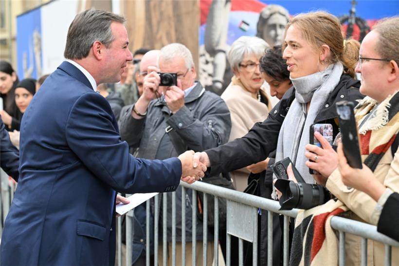 Der Prinz suchte den Kontakt zu den Menschen, die vor dem Palais gewartet hatten