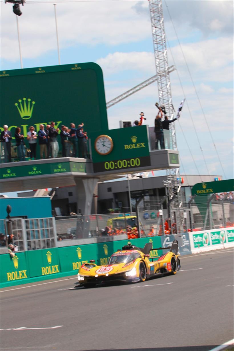 Der Private schlug die Werkswagen: Zieldurchfahrt des AF Corse Ferrari von Kubic...