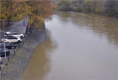 Der Promenade durchaus nahe: Die Sauer, kurz bevor sie nach ihrem 173. Längenkilometer bei Wasserbillig in die Mosel mündet
