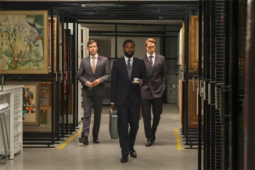Der Protagonist (John David Washington) und Sidekick Neil (Robert Pattinson) im Freeport
