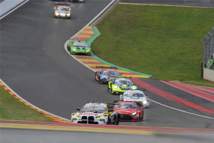 Der Pulk in Anfahrt und Ausgang des berüchtigt-gefährlichen „Raidillon“