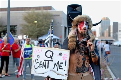 Der „QAnon“-Anhänger Jacob Anthony Chansley, auch bekannt als Jake Angeli, selbsternannter „QAnon-Schamane“, spricht während eines Protests von Trump-Unterstützern in Phoenix (im November 2020)
