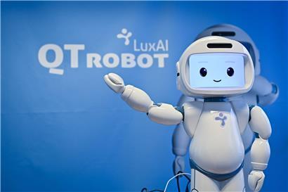 Der QTrobot hat ganz simple Gesichtsausdrücke, die einfach zu verstehen sind

