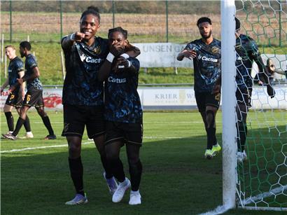 Rennwagen auf der Strecke beim Racing düpierte Mondorf Event, sportliches Motorsport-Rennen in Mondorf