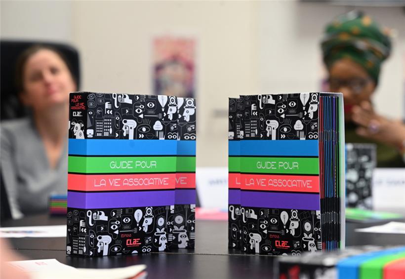 Der Ratgeber besteht aus 13 Heften zu verschiedenen Themen
