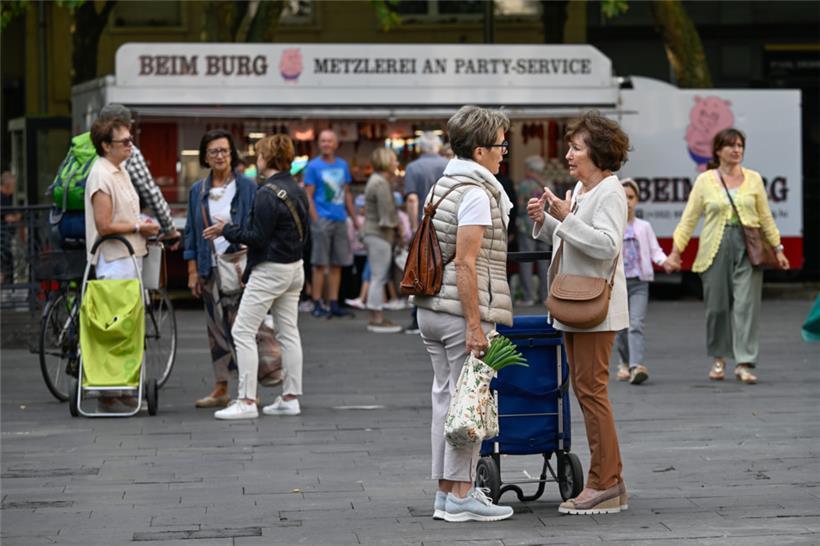 Der Rathausplatz wird am Donnerstagmorgen für viele Menschen ein Begegnungsort
