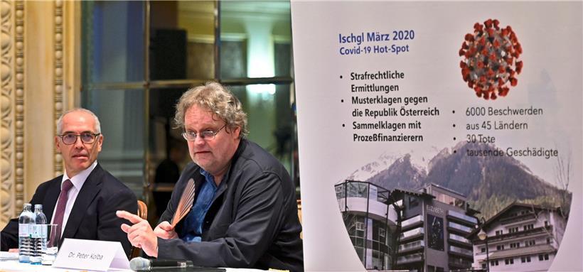 Der Rechtsanwalt Alexander Klauser (l.) und der Vorsitzende des Verbraucherschutzverbandes Peter Kolba sprechen im September während einer gemeinsamen Pressekonferenz über eine Sammelklage gegen die Tiroler Landesregierung
