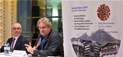 Der Rechtsanwalt Alexander Klauser (l.) und der Vorsitzende des Verbraucherschutzverbandes Peter Kolba sprechen im September während einer gemeinsamen Pressekonferenz über eine Sammelklage gegen die Tiroler Landesregierung
