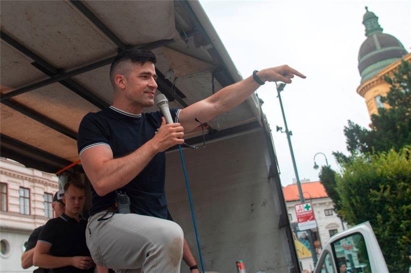 Der Rechtsextremist Martin Sellner während einer Veranstaltung vor einigen Tagen in Wien
