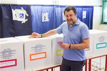 Der Rechtspopulist Matteo Salvini, ehemaliger Innenminister von Italien, bei der Stimmabgabe: Seine Lega-Kandidaten haben Schwierigkeiten, bei den Wählern in den Kommunen anzukommen
