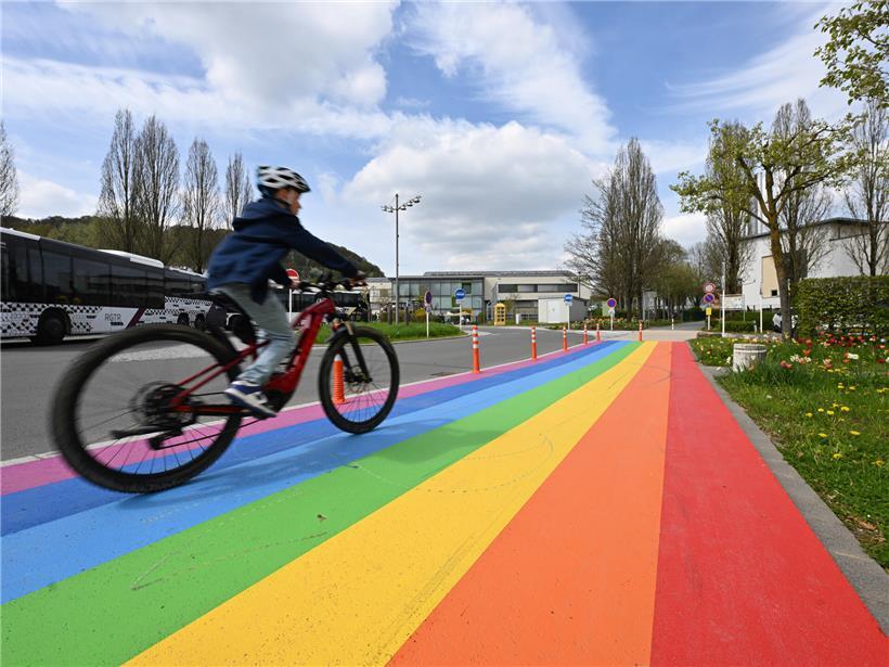 Der Regenbogen-Radweg in Niederanven wurde mit Reifenspuren und einer Penis-Skizze verunstaltet