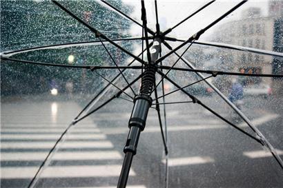 Der Regenschirm ist derzeit ein wichtiger Begleiter – sollte aber auch dem Wind standhalten
