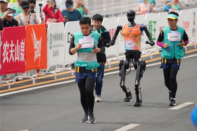 Der Roboter Sky Project Ultra nähert sich der Ziellinie, um den ersten Roboter-Halbmarathon der Welt zu gewinnen, der am Samstag, 19. April 2025, in Peking stattfand.
