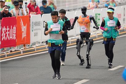 Der Roboter Sky Project Ultra nähert sich der Ziellinie, um den ersten Roboter-Halbmarathon der Welt zu gewinnen, der am Samstag, 19. April 2025, in Peking stattfand.
