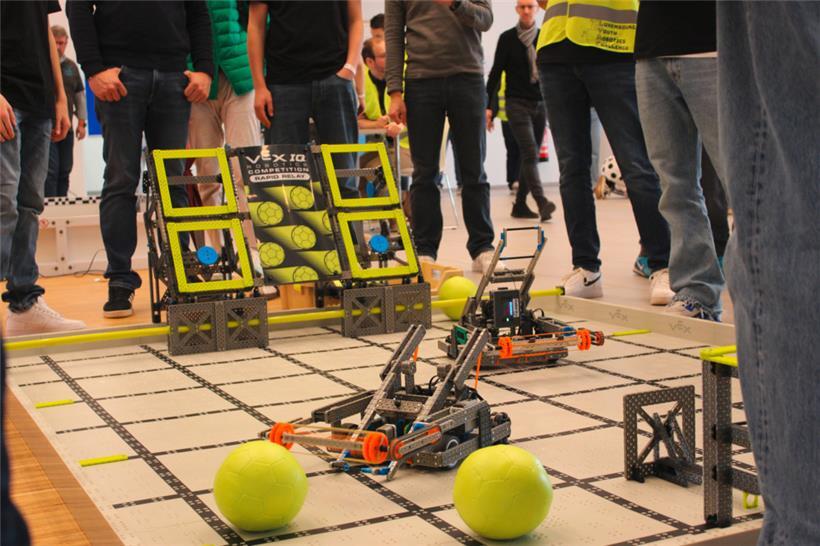 Der Roboter sammelt Bälle und katapultiert sie in die Tore
