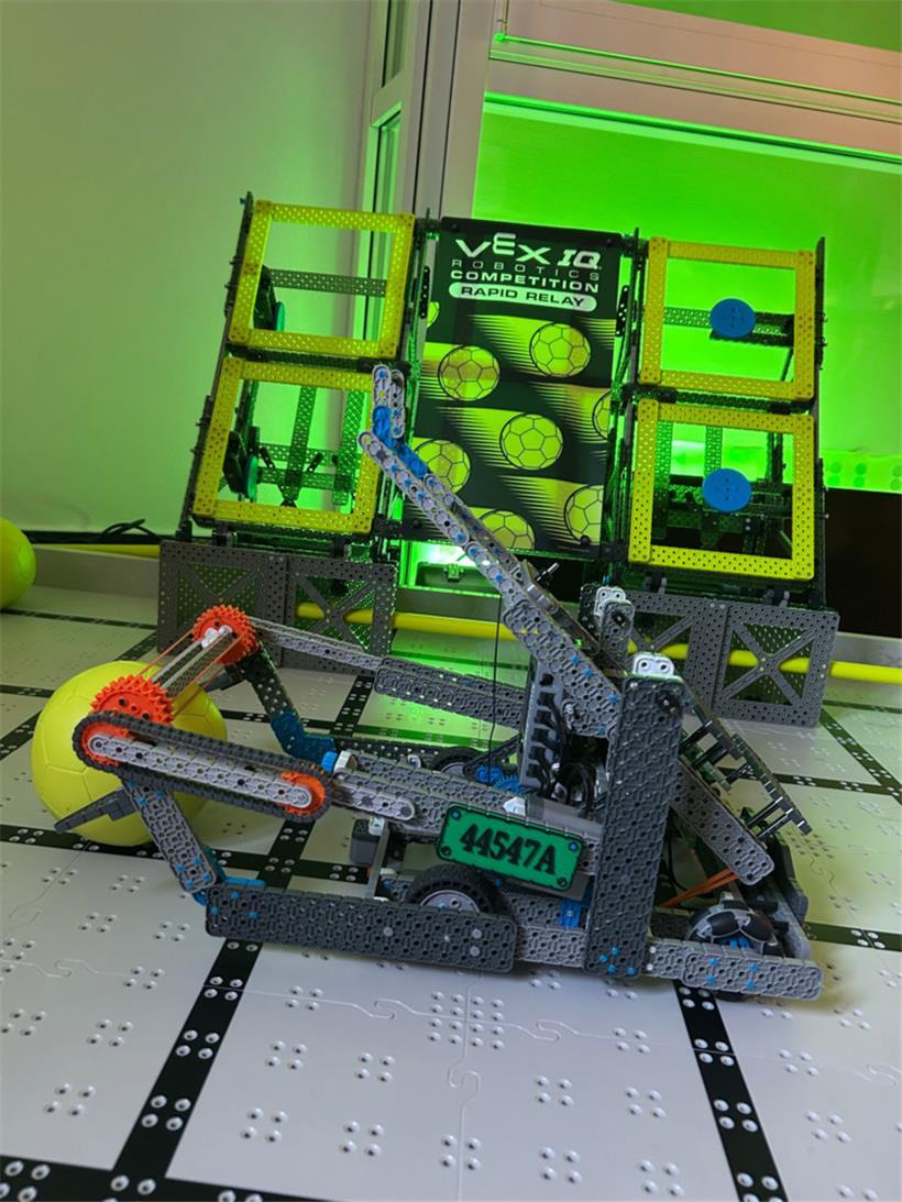 Der Roboter wurde so gebaut, dass er ganz nah an die Torwand fahren kann