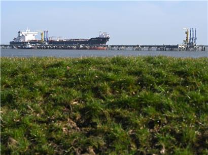 Rohöltanker Scott Spirit unter Bahamas-Flagge an Tankerlöschbrücke im Hafen Wilhelmshaven, Deutschland