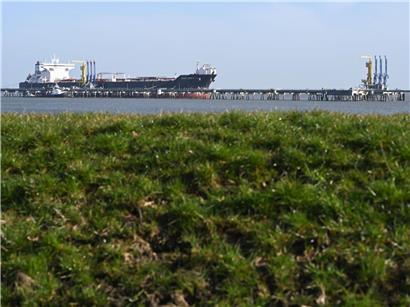 Rohöltanker Scott Spirit unter Bahamas-Flagge an Tankerlöschbrücke im Hafen Wilhelmshaven Deutschland