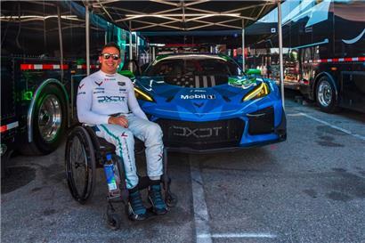 Der Rollstuhl hält Robert Wickens nicht vom Rennfahren auf höchster Ebene ab: hier vor seiner IMSA-Corvette
