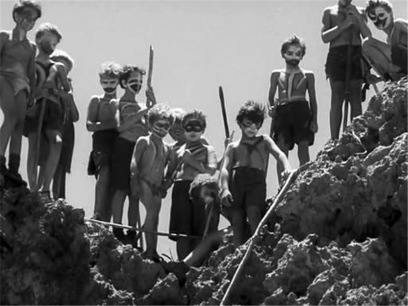 Der Roman „Herr der Fliegen“ wurde 1963 und 1990 verfilmt. Die ältere Version gilt allgemein als die bessere.
