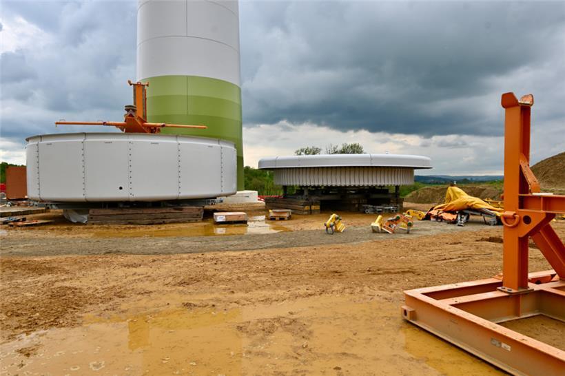 Der Rotorkopf wird am Fuß der Anlage zusammengebaut