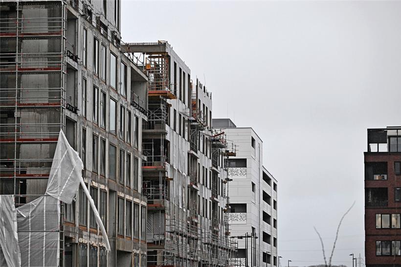 Der Rückgang der Kaufkraft lässt die Zahl der Verkäufe sinken. Im Gegenzug steigt die Nachfrage nach Mietwohnungen. Doch auch hier drohen Preissteigerungen.
