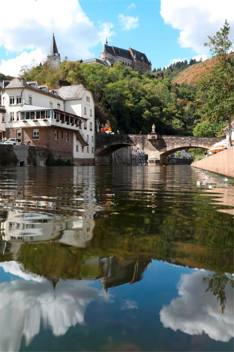 Der Rückgang des Pegels der Our in Vianden ist anhand der Spuren an den Mauern zu erkennen
