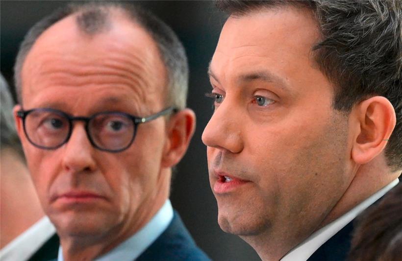 Der SPD-Vorsitzende Lars Klingbeil (r.) wollte auf Augenhöhe mit CDU-Chef Friedrich Merz verhandeln und ließ sich daher zum Fraktionsvorsitzenden wählen
