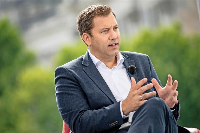 Der SPD-Vorsitzende Lars Klingbeil während eines Gesprächs mit dem deutschen Fernsehsender ARD
