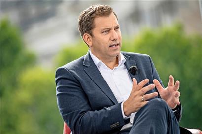 Der SPD-Vorsitzende Lars Klingbeil während eines Gesprächs mit dem deutschen Fernsehsender ARD
